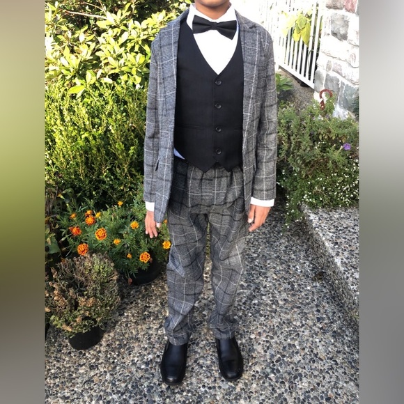 Gray 2 piece suit - Picture 2 of 2